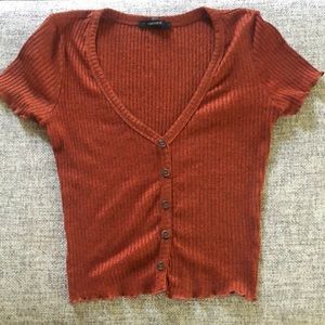 Cropped lettuce hem orange shirt